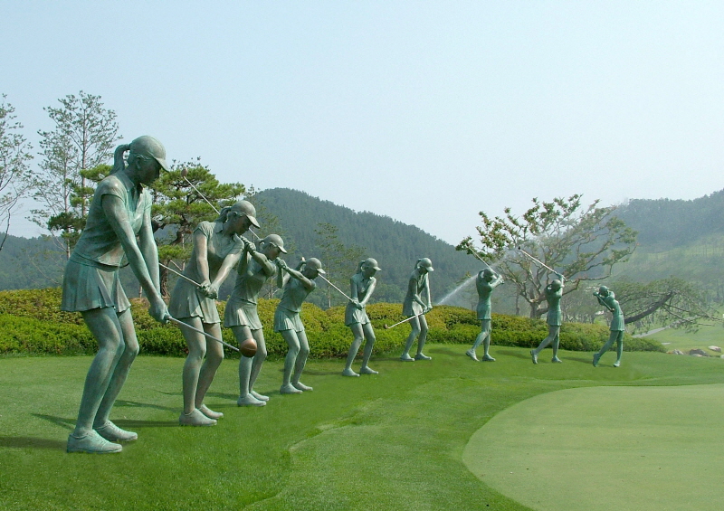 Golfer statueg